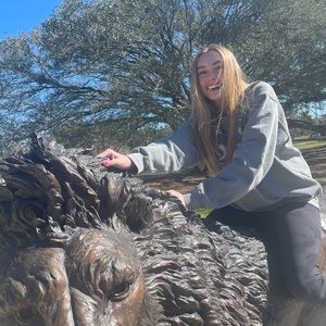 Meet your Posher, Elise